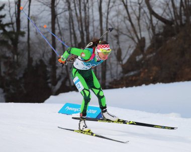 Pyeongchang, Güney Kore - 15 Şubat 2018: Nadezhda Skardino Beyaz Rusya'nın birlikte buz dansında yarışmaktadır Biatlon içinde kadınlar'ın Olimpiyat şampiyonu 15km bireysel 2018 Kış Olimpiyatları'nda Alpensia Biatlon Merkezi 