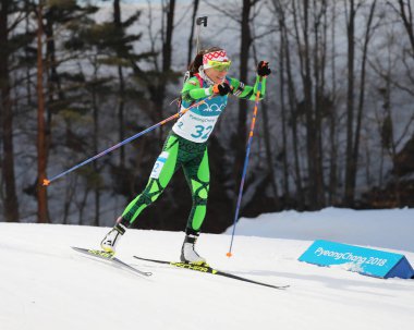 Pyeongchang, Güney Kore - 15 Şubat 2018: Nadezhda Skardino Beyaz Rusya'nın birlikte buz dansında yarışmaktadır Biatlon içinde kadınlar'ın Olimpiyat şampiyonu 15km bireysel 2018 Kış Olimpiyatları'nda Alpensia Biatlon Merkezi 
