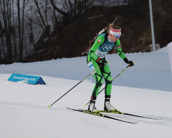 2018年2月15日 Dzinara Alimbekava 奥林匹克冠军在阿柏斯冬季两项中心举行的2018冬季奥运会上与冬季两项妇女15Km 人竞争 — 图库照片