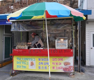 Samcheok, Güney Kore - 17 Şubat 2018: yerel sokak gıda satıcı Samcheok, Güney Kore. 