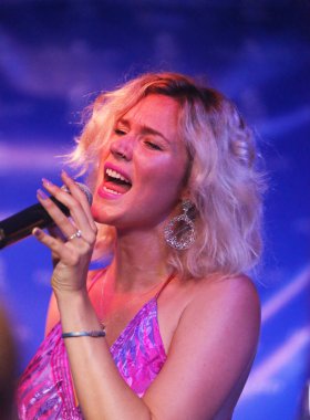 St John'S, Antigua - 13 Haziran 2018: İngiliz şarkıcı, söz yazarı ve aktris Joss Stone gerçekleştirir Gale Bay Resort Antigua'ortak konserde