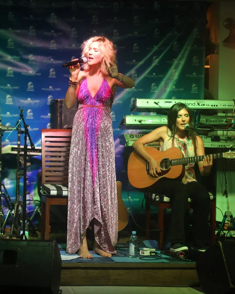 St John'S, Antigua - 13 Haziran 2018: İngiliz şarkıcı, söz yazarı ve aktris Joss Stone gerçekleştirir Gale Bay Resort Antigua'ortak konserde