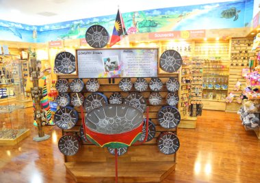 Osbourn, Antigua - 14 Haziran 2018: V. C. kuş Uluslararası Havalimanı Antigua ekranda otantik çelik davul