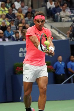 New York - 29 Ağustos 2017: Grand Slam şampiyonu İspanya Rafael Nadal eylem sırasında onun bize açık 2017 ilk turu maç Billie Jean King Ulusal Tenis Merkezi