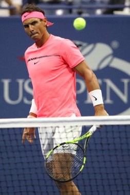 New York - 29 Ağustos 2017: Grand Slam şampiyonu İspanya Rafael Nadal eylem sırasında onun bize açık 2017 ilk turu maç Billie Jean King Ulusal Tenis Merkezi