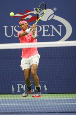 New York - 29 Ağustos 2017: Grand Slam şampiyonu İspanya Rafael Nadal eylem sırasında onun bize açık 2017 ilk turu maç Billie Jean King Ulusal Tenis Merkezi