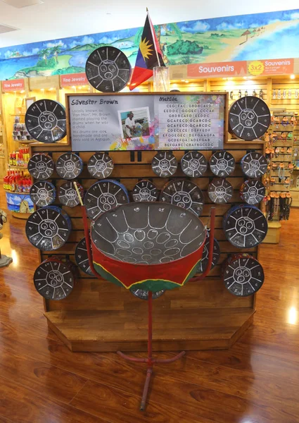 Osbourn, Antigua - 14 Haziran 2018: V. C. kuş Uluslararası Havalimanı Antigua ekranda otantik çelik davul