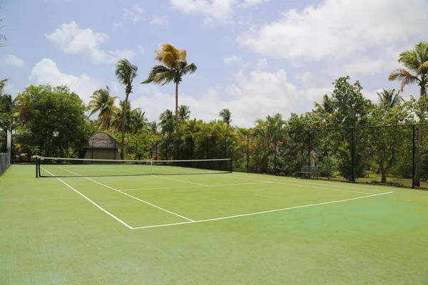 热带度假村网球场 — 图库照片