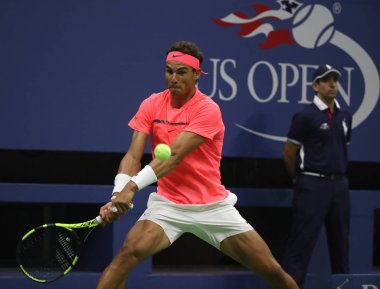 New York - 29 Ağustos 2017: Grand Slam şampiyonu İspanya Rafael Nadal eylem sırasında onun bize açık 2017 ilk turu maç Billie Jean King Ulusal Tenis Merkezi