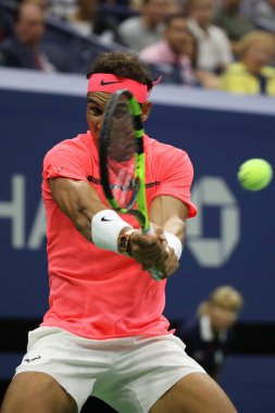 New York - 29 Ağustos 2017: Grand Slam şampiyonu İspanya Rafael Nadal eylem sırasında onun bize açık 2017 ilk turu maç Billie Jean King Ulusal Tenis Merkezi