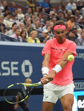 New York - 29 Ağustos 2017: Grand Slam şampiyonu İspanya Rafael Nadal eylem sırasında onun bize açık 2017 ilk turu maç Billie Jean King Ulusal Tenis Merkezi