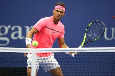 New York - 29 Ağustos 2017: Grand Slam şampiyonu İspanya Rafael Nadal eylem sırasında onun bize açık 2017 ilk turu maç Billie Jean King Ulusal Tenis Merkezi