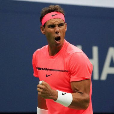New York - 29 Ağustos 2017: Grand Slam şampiyonu İspanya Rafael Nadal eylem sırasında onun bize açık 2017 ilk turu maç Billie Jean King Ulusal Tenis Merkezi