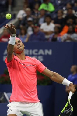 New York - 29 Ağustos 2017: Grand Slam şampiyonu İspanya Rafael Nadal eylem sırasında onun bize açık 2017 ilk turu maç Billie Jean King Ulusal Tenis Merkezi