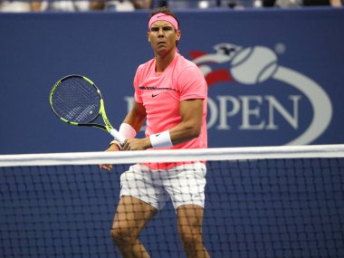 New York - 29 Ağustos 2017: Grand Slam şampiyonu İspanya Rafael Nadal eylem sırasında onun bize açık 2017 ilk turu maç Billie Jean King Ulusal Tenis Merkezi