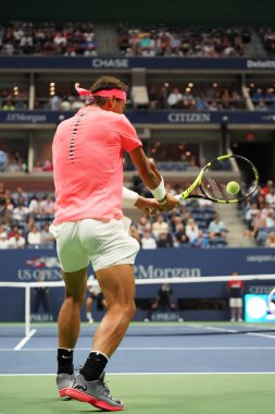New York - 29 Ağustos 2017: Grand Slam şampiyonu İspanya Rafael Nadal eylem sırasında onun bize açık 2017 ilk turu maç Billie Jean King Ulusal Tenis Merkezi