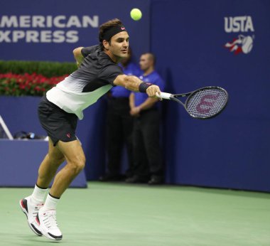 New York - 29 Ağustos 2017: Grand Slam şampiyonu Roger Federer İsviçre'nin eylem sırasında onun bize açık 2017 ilk turu maç Billie Jean King Ulusal Tenis Merkezi