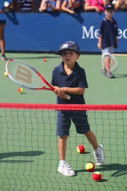 New York - 26 Ağustos 2017: Çocuklar oyun mini tenis 2017 sırasında Arthur Ashe çocukların gün Billie Jean King Ulusal Tenis Merkezi New York'ta