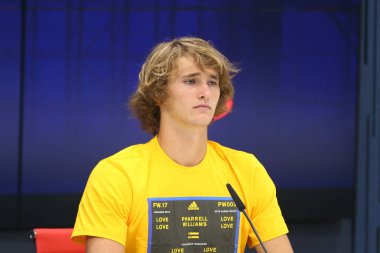 New York - 26 Ağustos 2017: Profesyonel tenis oyuncusu Alexander Zverev Almanya'nın bize açık 2017 yılında New York önce basın toplantısında