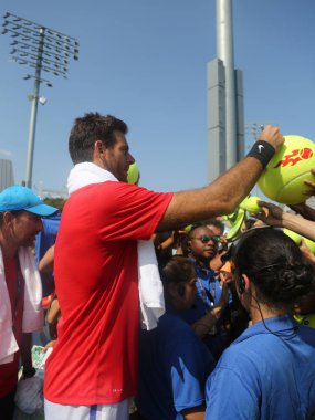 New York - 26 Ağustos 2017: Grand Slam şampiyonu Juan Martin del Potro Arjantin işaretler imza 2017 bize açık Billie Jean King Ulusal Tenis Merkezi için uygulama sonra