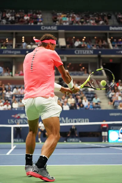 New York - 29 Ağustos 2017: Grand Slam şampiyonu İspanya Rafael Nadal eylem sırasında onun bize açık 2017 ilk turu maç Billie Jean King Ulusal Tenis Merkezi