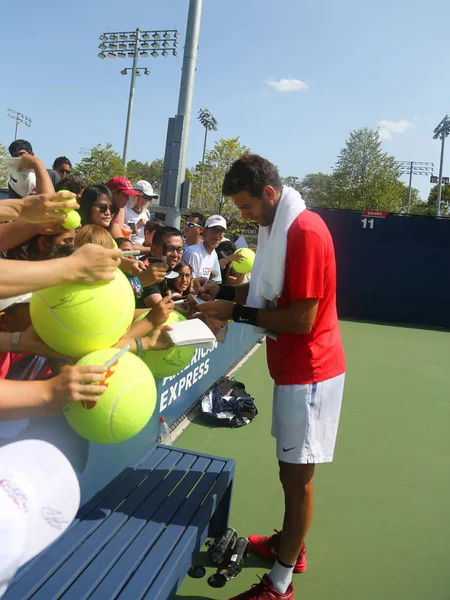 New York - 26 Ağustos 2017: Grand Slam şampiyonu Juan Martin del Potro Arjantin işaretler imza 2017 bize açık Billie Jean King Ulusal Tenis Merkezi için uygulama sonra