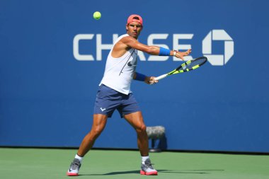 New York - 26 Ağustos 2017: Grand Slam şampiyonu Rafael Nadal İspanya 2017 pratikte bizi Billie Jean King Ulusal Tenis Merkezi açık