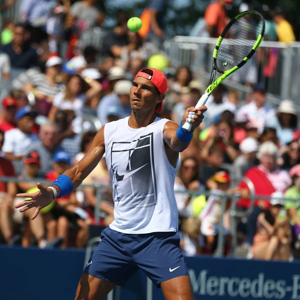 New York - 26 Ağustos 2017: Grand Slam şampiyonu Rafael Nadal İspanya 2017 pratikte bizi Billie Jean King Ulusal Tenis Merkezi açık