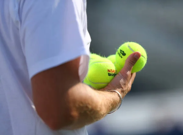 Нью Йорк Августа 2017 Года Тренер Теннису Проводит Теннисные Мячи — стоковое фото