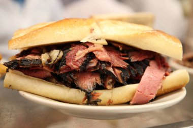 New York Şarküteri hizmet ünlü pastırmalı sandviç