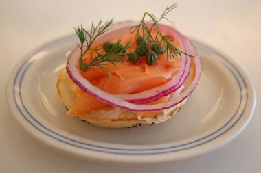 New York tarzı simit krem peynir, domates, soğan, kapari ile füme somon ile 