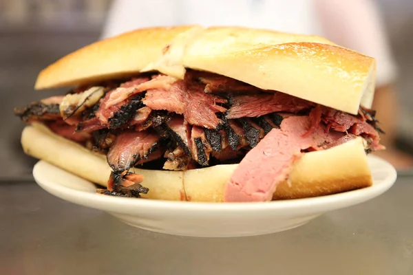 New York Şarküteri hizmet ünlü pastırmalı sandviç