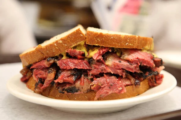 New York Şarküteri hizmet çavdar sandviç üzerinde ünlü pastırma