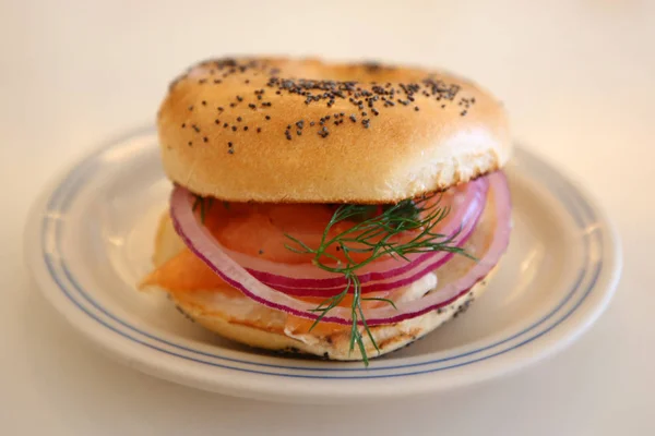 New York Style Bagel Smoked Salmon Cream Cheese Tomato Onion — Stock Photo, Image