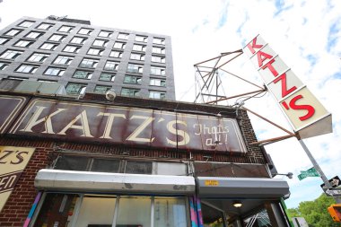 New York - 21 Haziran 2018: Manhattan'ın aşağı Doğu Yakası, pastırmalı sandviç için bilinen tarihsel Katz'ın Şarküteri (yaklaşık 1888), ünlü bir restoran,