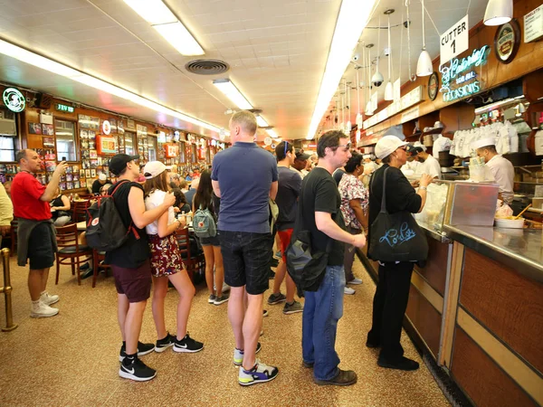 Nova Iorque Junho 2018 Histórico Katz Delicatessen Cheio Turistas Moradores — Fotografia de Stock