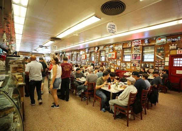 New York June 2018 Historical Katz Delicatessen Full Tourists Locals — Stock Photo, Image