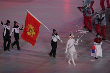 Pyeongchang, Güney Kore - 9 Şubat 2018: alp kayakçı Jelena Karadağ Olimpiyat takımı açılış töreni Pyeongchang 2018 Kış Olimpiyat Oyunları'lider Karadağ bayrağı taşıyan Vujiciç'in
