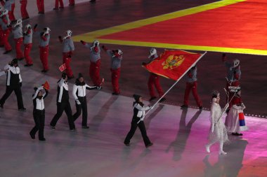 Pyeongchang, Güney Kore - 9 Şubat 2018: alp kayakçı Jelena Karadağ Olimpiyat takımı açılış töreni Pyeongchang 2018 Kış Olimpiyat Oyunları'lider Karadağ bayrağı taşıyan Vujiciç'in