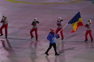 Pyeongchang, Güney Kore - 9 Şubat 2018: kayakçı Nicolae Gaiduc Moldova Olimpiyat takımı açılış töreni Pyeongchang 2018 Kış Olimpiyat Oyunları'önde gelen Moldova bayrağı taşıyan