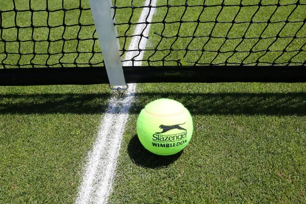 New York Juni 2018 Slazenger Wimbledon Tennisball Grass Tennis Court — Stockfoto