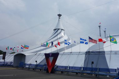 Uniondale, Ny - 24 Haziran 2018: New York Nassau Veterans Memorial Coliseum Cirque du Soleil sirk çadırına. Bir Kanadalı eğlence Şirket, sirk ve sokak eğlence karışımı 
