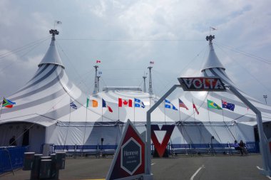 Uniondale, Ny - 24 Haziran 2018: New York Nassau Veterans Memorial Coliseum Cirque du Soleil sirk çadırına. Bir Kanadalı eğlence Şirket, sirk ve sokak eğlence karışımı 