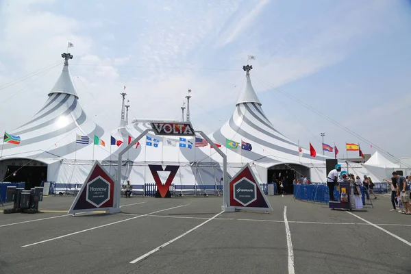 Uniondale, Ny - 24 Haziran 2018: New York Nassau Veterans Memorial Coliseum Cirque du Soleil sirk çadırına. Bir Kanadalı eğlence Şirket, sirk ve sokak eğlence karışımı 