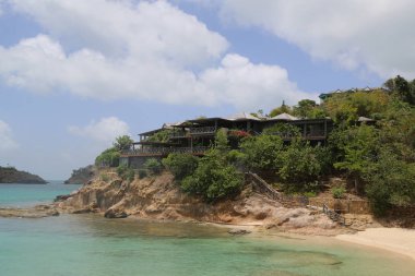 Kadırga Koyu, Antigua - 13 Haziran 2018: Giorgio Armani'nin Cliffside geri çekilme Kadırga koyunda yer alan Antigua