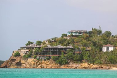 Kadırga Koyu, Antigua - 13 Haziran 2018: Giorgio Armani'nin Cliffside geri çekilme Kadırga koyunda yer alan Antigua