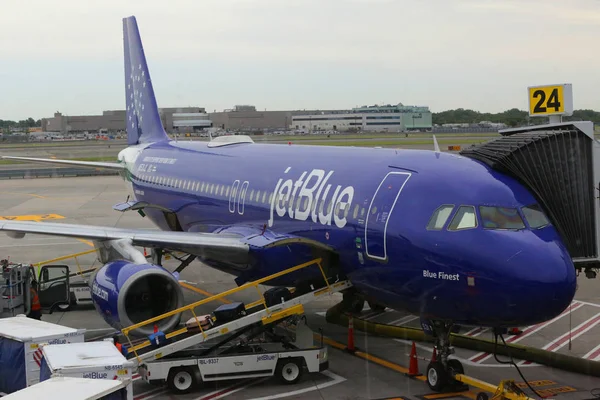 Nueva York Junio 2018 Jetblue Avión Asfalto Aeropuerto Internacional John —  Fotos de Stock