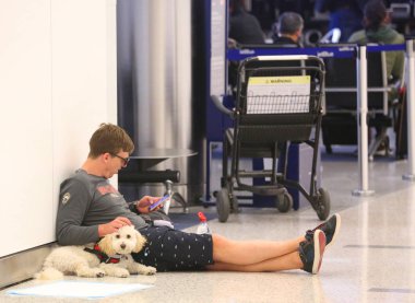 : New York 10 Haziran 2018 tanımlanamayan yolcusu ile John F Kennedy Havalimanı New York'ta Jetblue Terminal 5 içinde köpek