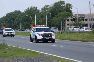 Brooklyn, New York - 24 Haziran 2018: Bisikletçileri Belt Parkway Brooklyn, New York polisi otoyol devriyesi eskort