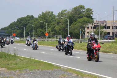 Brooklyn, New York - 24 Haziran 2018: bisikletçileri Belt Parkway Brooklyn.